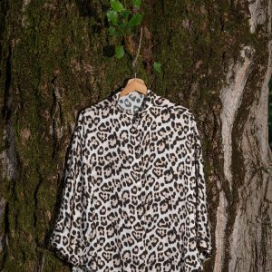 camicia in seta sartoriale leopardata